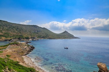 Deniz feneri ve tekne Datça knidos pastoral Ege Denizi'nde