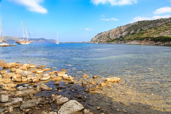 Playa en knidos con barcos y montaña en Datca, Turquía —  Fotos de Stock