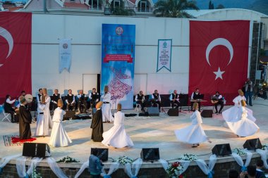  Dönen dervişler göstermek ve dini müzik konser için Ramazan başında Marmaris amfitiyatro, Marmaris, Türkiye