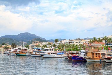 Marmaris Merkezi ile liman boyunca teknelerle Marmaris, Türkiye