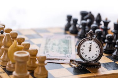 Satranç tahtasının Vintage cep saati para ve satranç parçaları