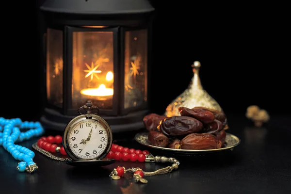 Concepto Ramadán con fechas, reloj de bolsillo, rosario y linterna — Foto de Stock