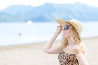 Güzel sarışın portre şapka ile sahilde tarafında 