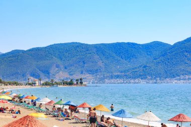 İnsanlara çalış Plajı yakınındaki merkezi Fethiye şehir, Muğla, Türkiye
