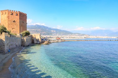 Kızıl (kırmızı) kule ile alanya şehir arka plan ile alanya Kalesi