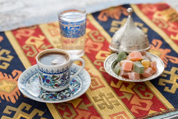 Turkish coffee with glass of water and turkish delights on traditional — Stock Photo, Image