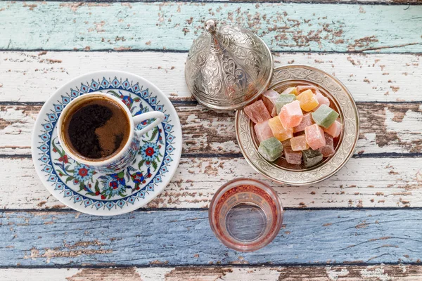 Turkish coffee in traditional cup with glass of water and turkish delight — Stock Photo, Image