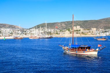 Bodrum Kalesi denizden ve tekne Bodrum, Türkiye'de