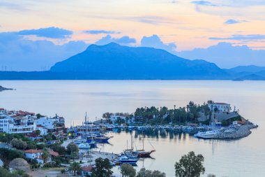 Datça Liman gündoğumu sırasında teknelerle  