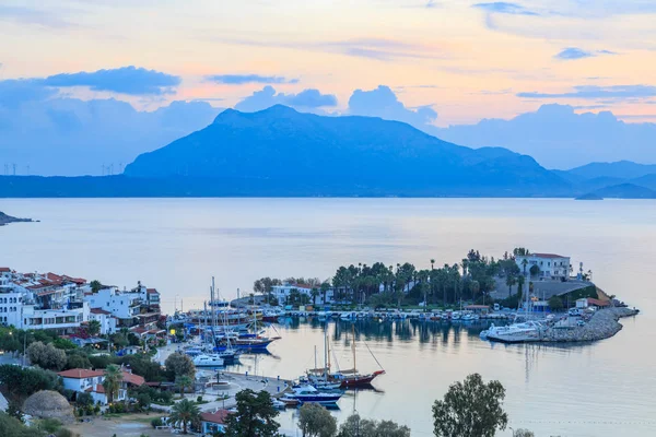 Datça Liman gündoğumu sırasında teknelerle  