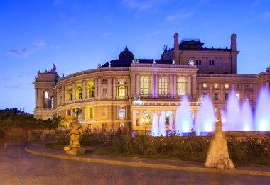 Gece zaman Opera Binası, Ukrayna Odessa içinde Parkı