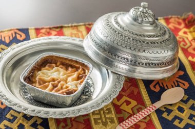 Vintage plaka halı ve kaşık ile artış puding (muhallebi)