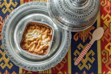 Vintage plaka halı ve kaşık en iyi manzaralı artış puding (muhallebi)