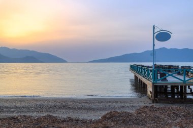 Rıhtım koltuklu Marmaris, Türkiye'de günbatımı sırasında 