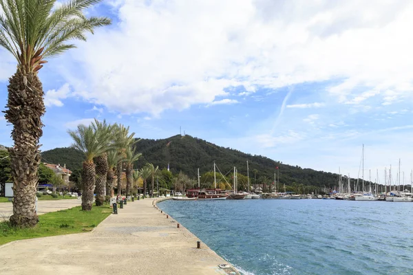 Puerto de Gocek con palmeras en Gocek, Turquía — Foto de Stock