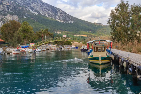 Fiume Azmak con barche ad Akyaka, Mugla, Turchia Foto Stock