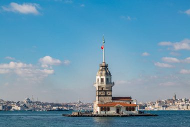 İstanbul 'un Asyalı tarafından boğazdaki Kiz kulesi (Bakire Kulesi)