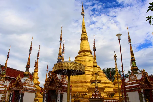 Imagen de Temple en el norte de Tailandia ciudad — Foto de Stock