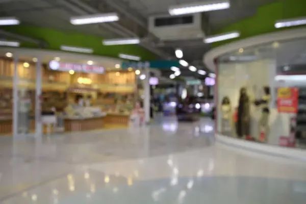 Alışveriş merkezleri ve perakende mağazaları adam için hafif bulanıklık — Stok fotoğraf