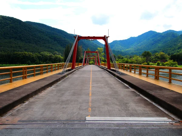 Turuncu köprü baraj ilde Tak, Tayland. — Stok fotoğraf