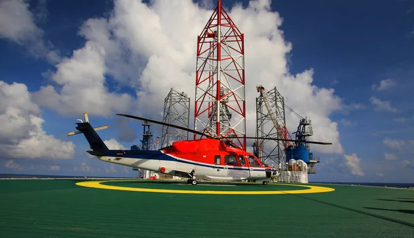 Trabalhando no mar, o helicóptero pousou na plataforma, mar, mudando — Fotografia de Stock