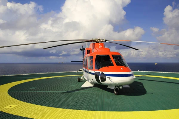 Working offshore,The helicopter landed on the rig, sea, changing — Stock Photo, Image