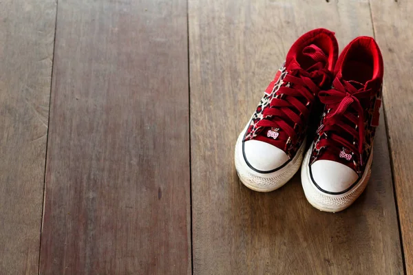 Das Bild der Schuhe des Mädchens auf einem Holzboden. — Stockfoto