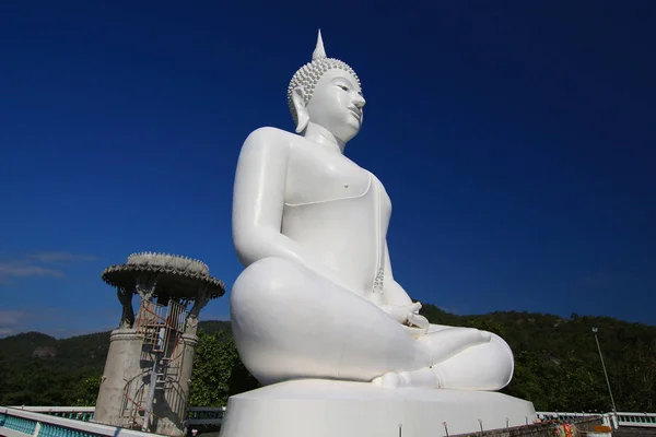 Magnifique Bouddha blanc dans le Tak de Thaïlande . — Photo