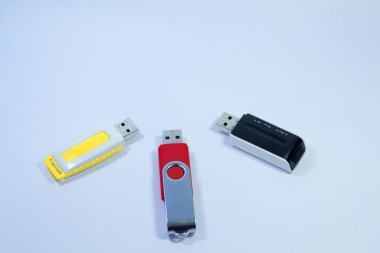 Bir flash sürücü üzerinde beyaz bir arka plan görüntüsü.