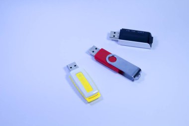 Bir flash sürücü üzerinde beyaz bir arka plan görüntüsü.