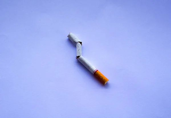 31 de mayo, el día del mundo no fumador, cigarrillo roto en un abrir y cerrar de ojos — Foto de Stock