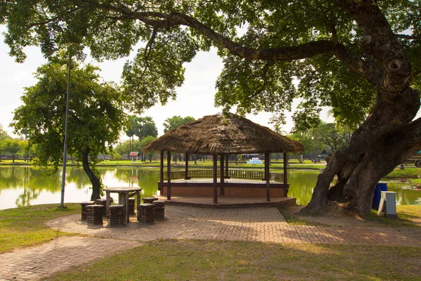 Um lugar para relaxar com a natureza, Waterfront Pavilion — Fotografia de Stock