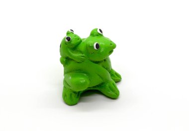 Beyaz bir arka plan üzerinde kurbağa heykeli