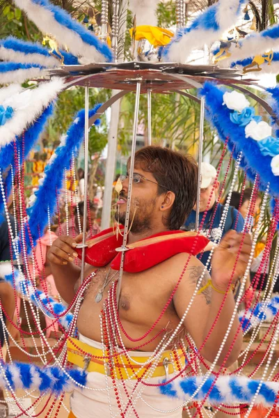 Hinduiska anhängare med kavadi — Stockfoto