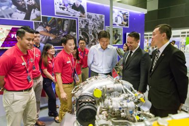 Singapur, 24 Ağustos 2017: Bakanı Ng Chee Meng Pratt ve Whitney, havacılık Open House temsilcileri ile konuşan.