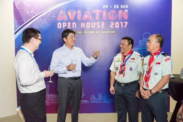 新加坡 2017年8月24日 孟部长与新加坡童子军协会代表在航空开敞之家谈话 — 图库照片