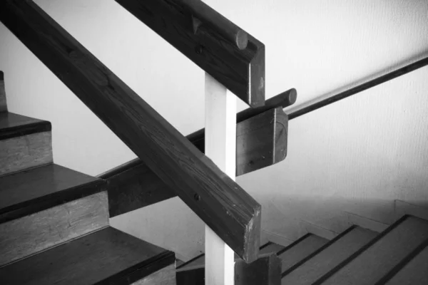 Escadas de madeira e cimento — Fotografia de Stock