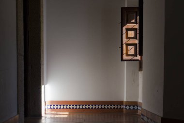 Bir koridor aydınlatma pencere