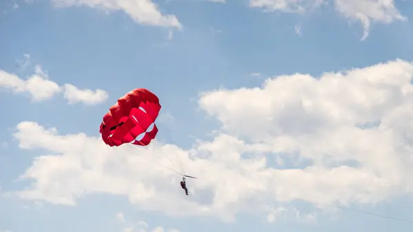 Rijden op een parachute achter een boot — Stockfoto