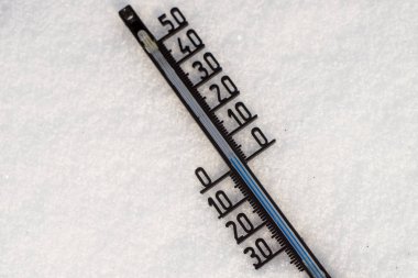 Düşük sıcaklık termometre kar üzerinde gösterir