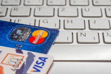 kredi kartları, vize paywawe ve Mastercard, kredi, borç closeup yığını. Laptop klavye üzerinde.