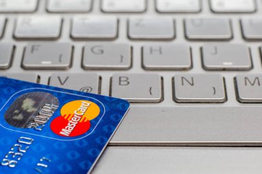kredi kartı Mastercard closeup. Laptop klavye üzerinde.