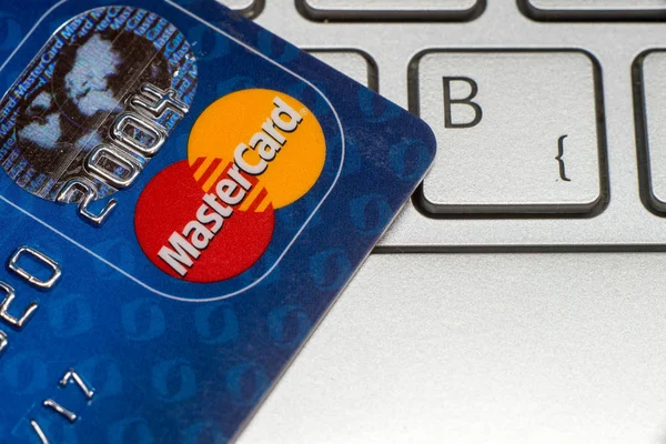 Close-up van credit card Mastercard. Op laptop toetsenbord. — Stockfoto