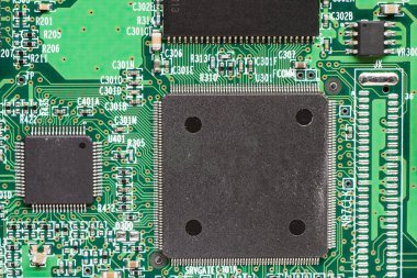 Mikroişlemci ile yazdırılmış elektronik devre panosunu kapatmak
