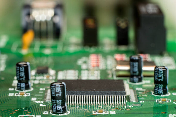 Закрытие печатной электронной платы с микроконтроллером
