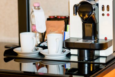 iki bardak ve kahve makinesi beyaz