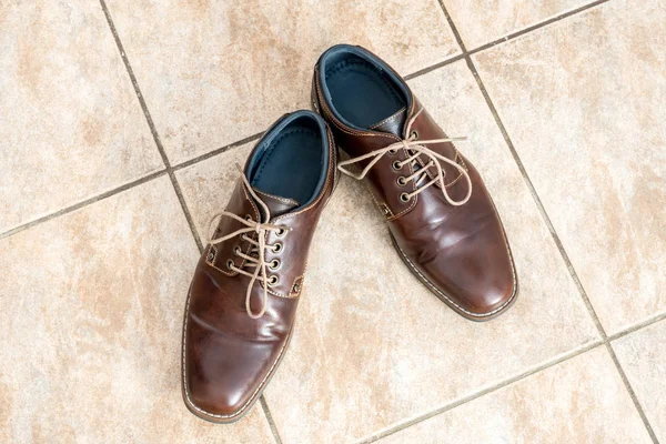 Moda scarpe da uomo marroni su piastrelle di ceramica marrone chiaro — Foto Stock