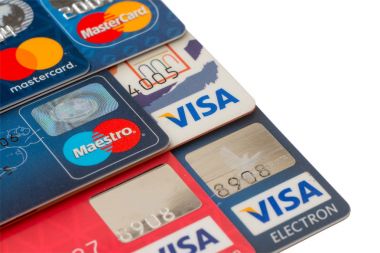 kredi kartı, Visa ve Mastercard, kredi, borç closeup yığını ve elektronik. Kırpma yolu ile beyaz arka plan üzerinde izole