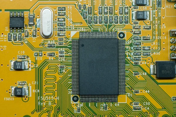 Elektronik multi katman devre panosunu, Pcb, içinde silikon mikroçip ve bileşenleri ile yakın çekim