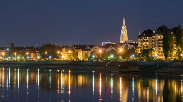 Rivière Drva côte réflexion de nuit dans la ville Osijek, Croatie — Photo